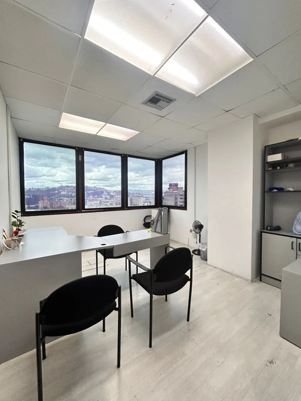 Cubículo de oficina en Multicentro Empresarial del Este – foto 1