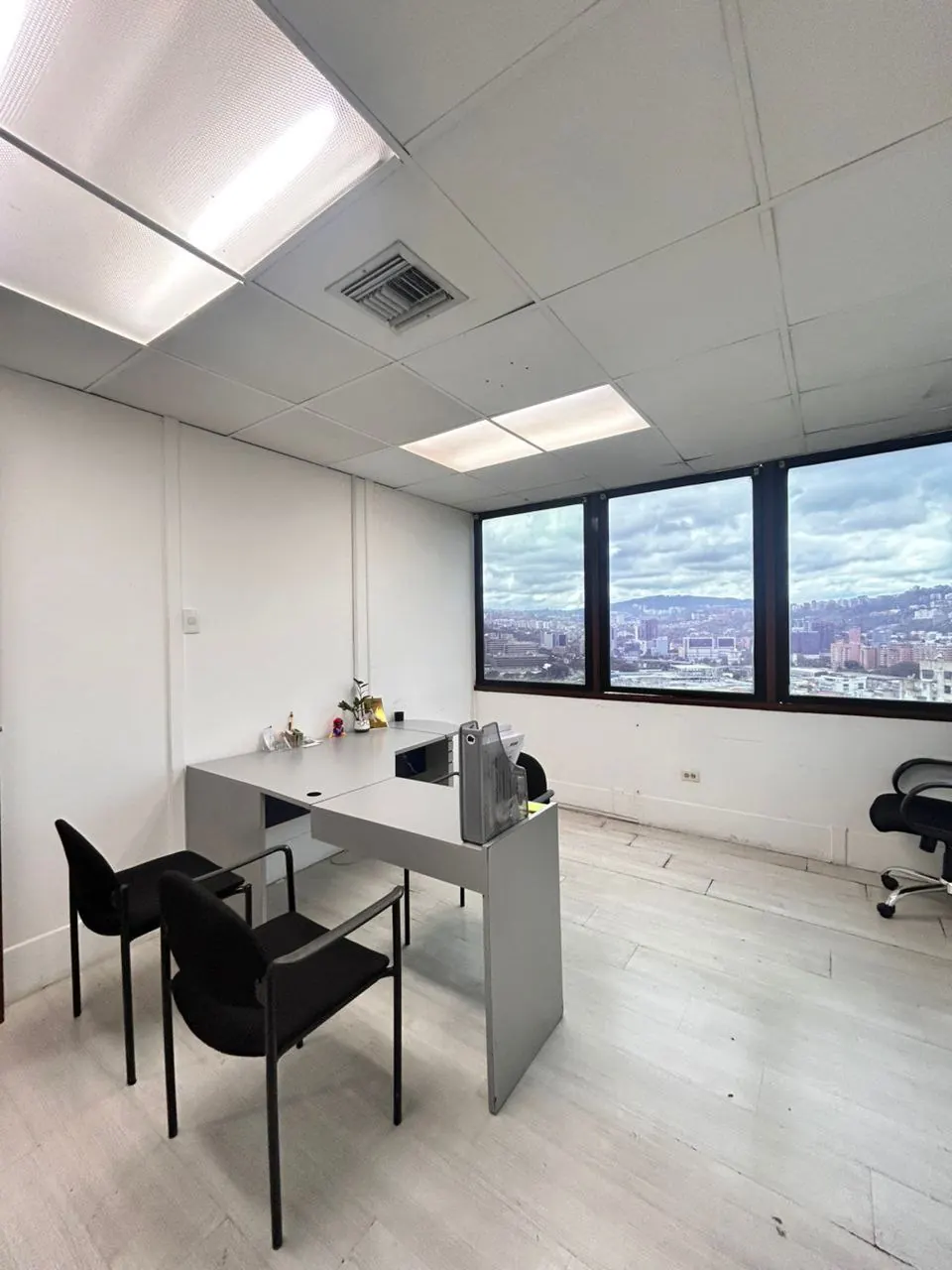 Cubículo de oficina en Multicentro Empresarial del Este – foto 2